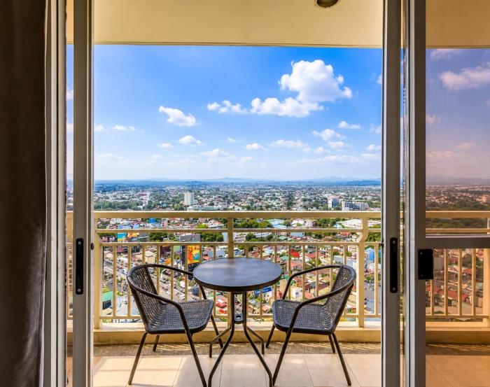 2 BR Near BGC and CBD City View Balcony Full Kitchen Self Check in Prisma Pasig