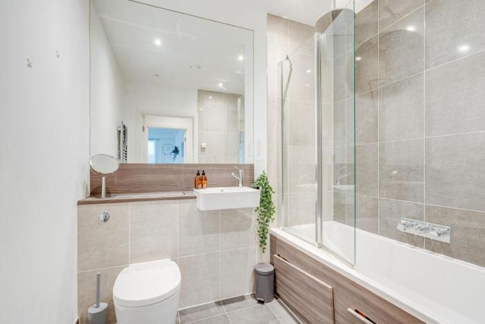 Battersea 2-Bed Apt Sleeps 4 with WiFi