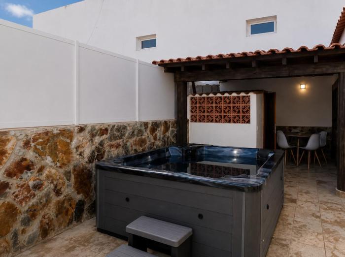 Jacuzzi, In Tarajalejo for 6 people,Spacious,Nearby beach