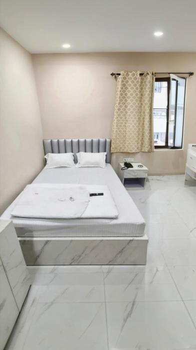 BK International Guest House - Near Esplanade & Park street Area