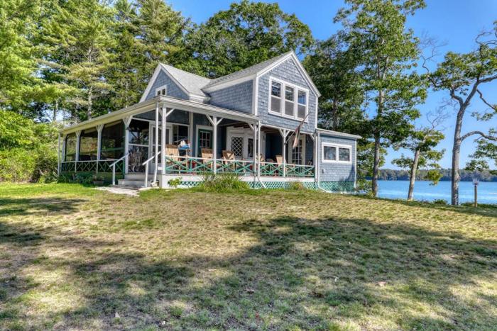Spacious Waterfront Estate & Cabins W Porch, Fireplace, Kayaks & Free WiFi
