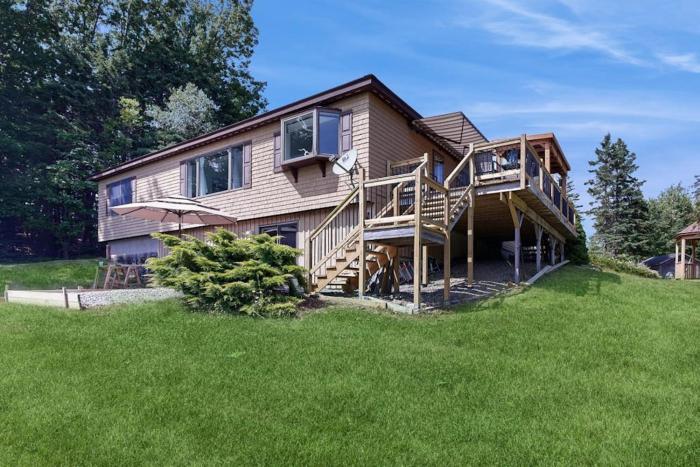 Charming Lakefront House with Outdoor Firepit, WasherDryer and Wifi