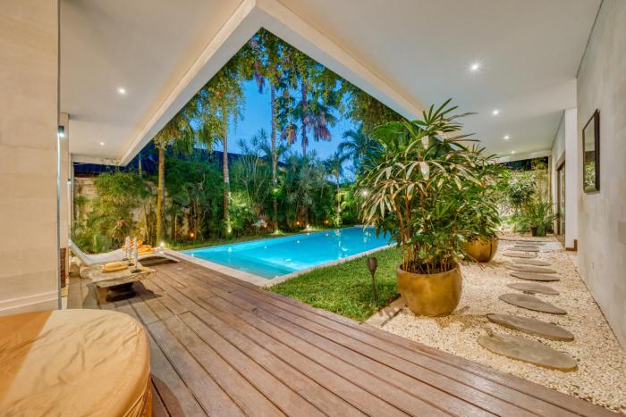 OPENING PROMO Luxury 5 plus 1 Bdr Villa 100m To Beach