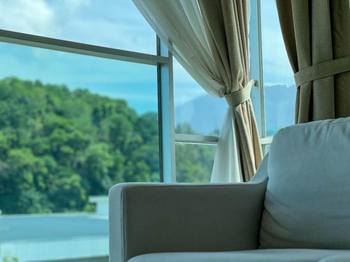 Comfy 2BR Condo with Swimming Pool & Free WiFi Netflix near Lake Garden Zoo