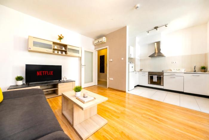 Prime Stay - Deluxe 2 Bedroom Family Apartment with Free Parking and Balcony