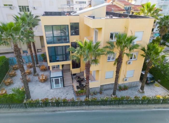 Luris Apartments