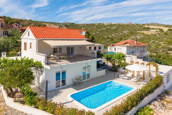 Cozy mediterranian-style villa