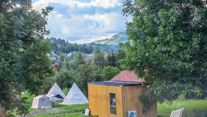 Pura Vida Mountain Glamping-tiny houses and tents