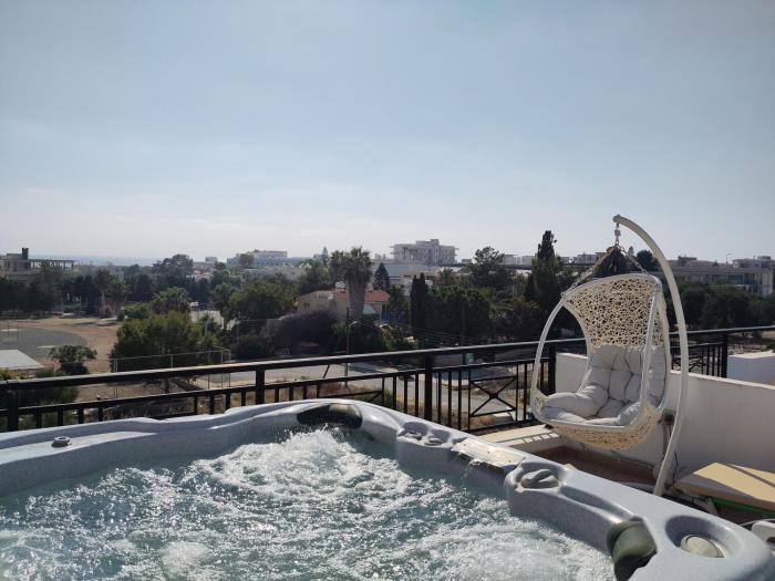 Othello Apartment with Pool, Balcony, Rooftop Hot Tub & 800 m walk to sandy beach