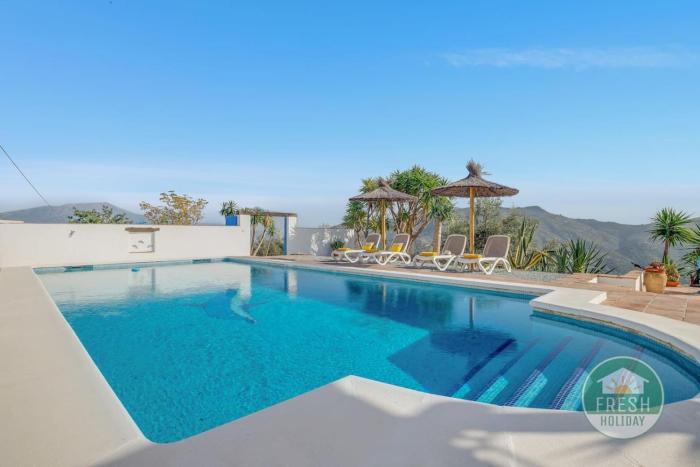 Rustic 3BR Villa with Large Pool & Views