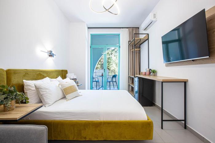 Déjà Blue Triple Room w Balcony 101 - Drymades