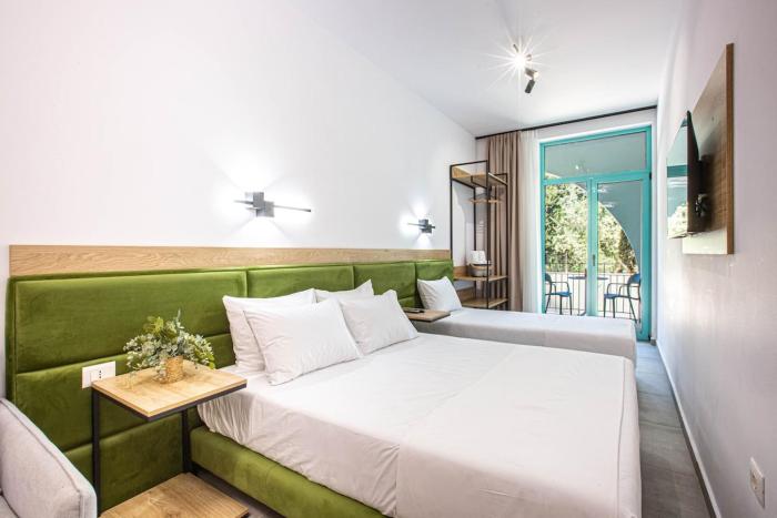 Déjà Blue Triple Room w Balcony 102 - Drymades