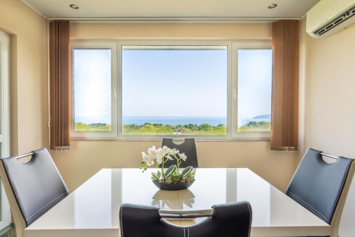 Аpartment next to the sea garden