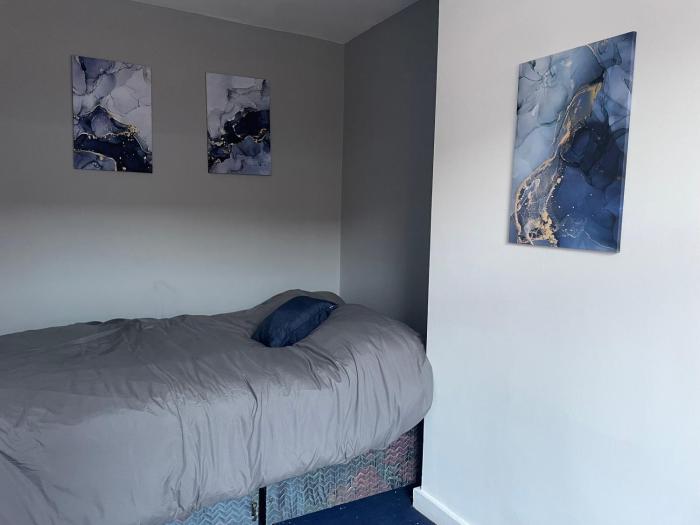 Spacious 3 Bedroom House Near Leeds City Centre