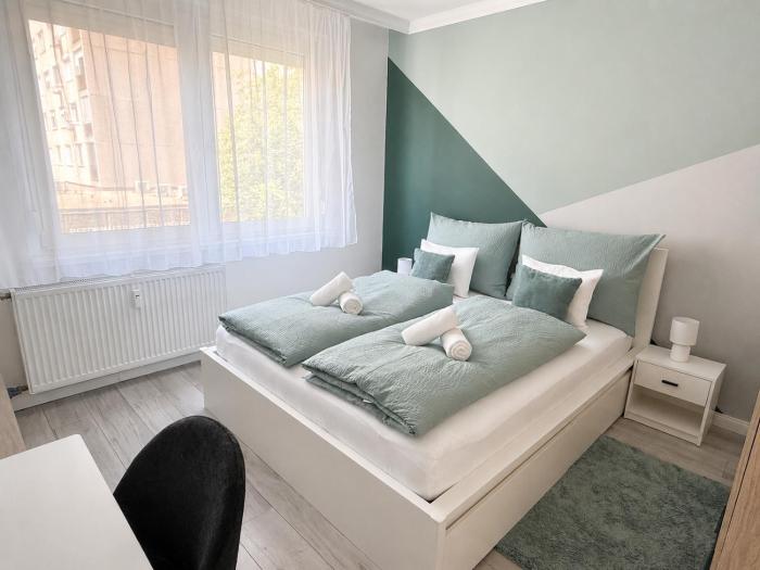 AwesHome City Apartment - City center, 3 bedrooms, Free parking, Shopping malls