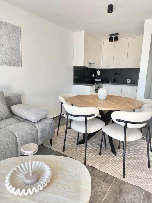 Romantic 3 Bedroom Apartment 150m from the beach & free parking spot