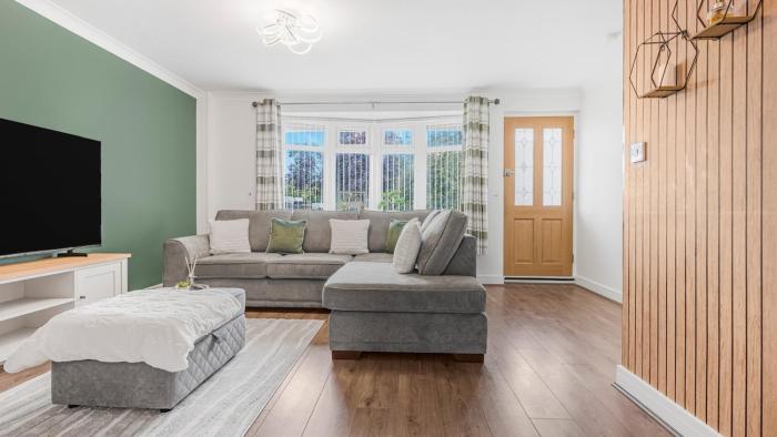 3- Bed Home - Sleeps 5 - Free Parking NEC