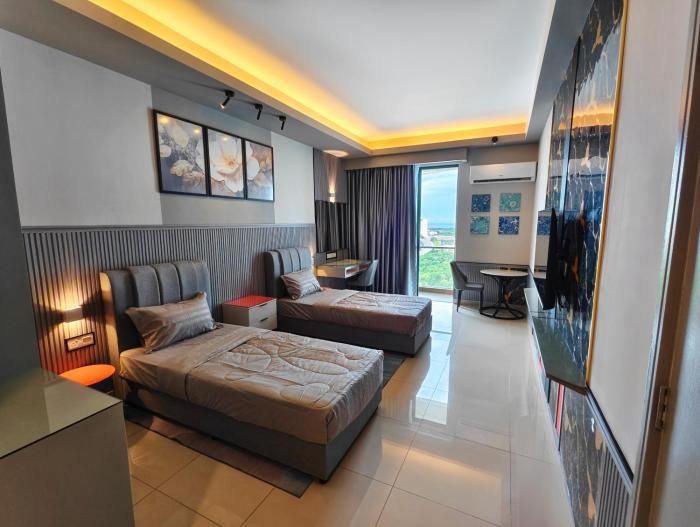 4 min to Jonkerstreet Premium Hotel 4 Star Netflix
