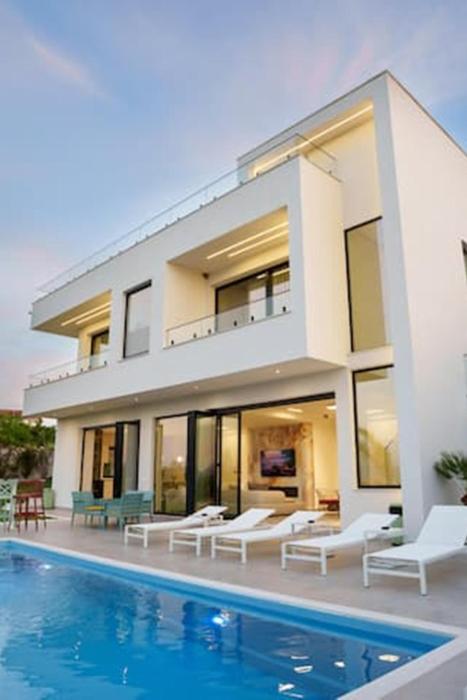 Durres Villa pool and garden