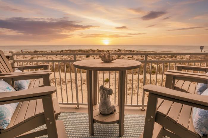 BeachBox VI - Direct Oceanfront - Walk to Seacrets - Private Balcony - Worcester House 203