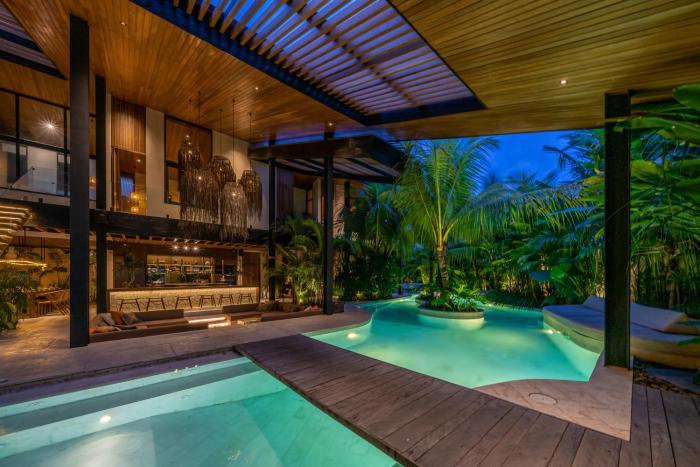 Villa Baratega - Dreamy Urban Tropical 6BR Villa for Large Group