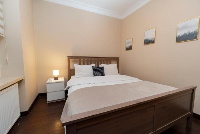 Central 3-Bedroom, 2-Bathroom Apartment in a Stylish Building