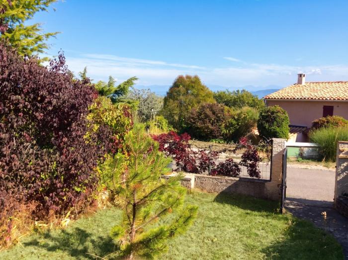 Maison charmante à Vachères avec vue sur la montagne