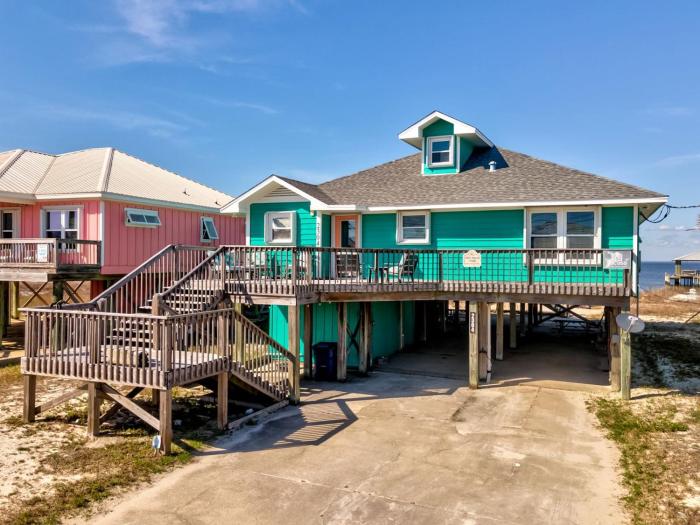 Pet-Friendly Cottage with Private Beach Access & Pier in Dauphin Island, Alabama