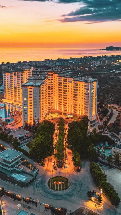 Luxury 2-Bedroom Sea View Apartment in Gold City