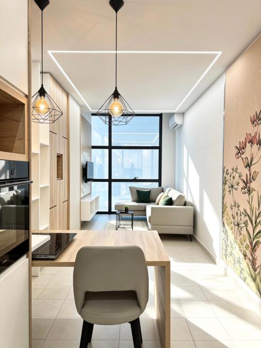 Modern 1BR Apt in Heart of City Private Parking Fast WiFi