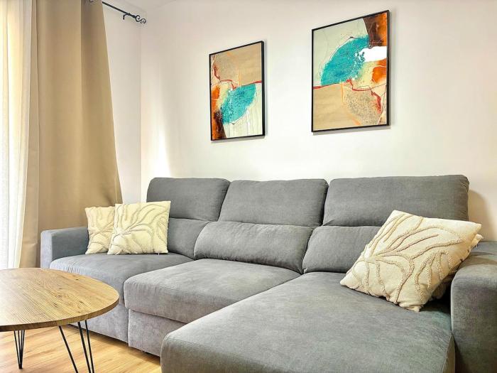 Renovated APT, Beach 1 min, WiFi, AC