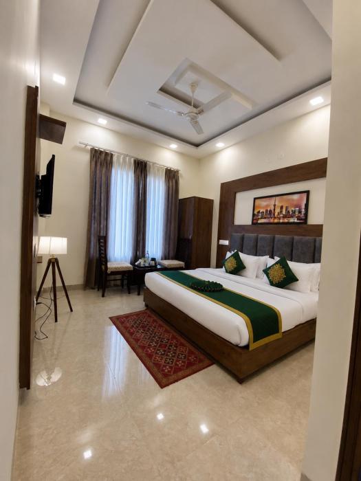 Hotel Woodlark Heights Zirakpur Chandigarh !! Family Hotel ! Easy Airport Access ! Budget Friendly