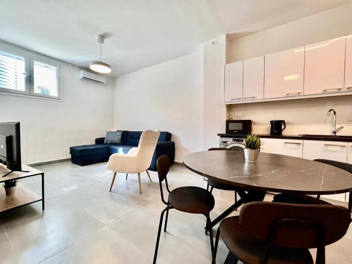 New Lower level 1BR AC Apartment near Acropolis -1