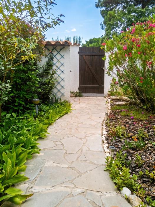 Maison charmante aux Mathes avec jardin clôturé.
