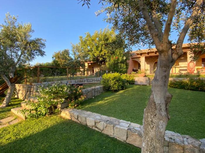 Villa Laura, fronte piscina e giardino privato