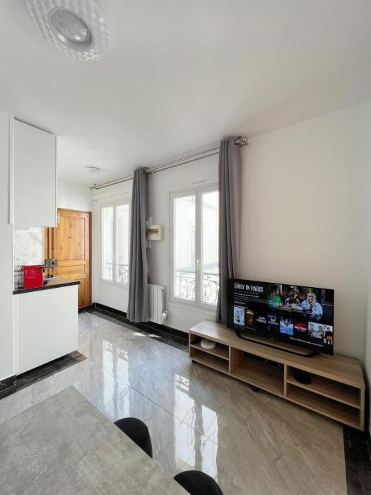 Easy access to Paris 2 bright rooms