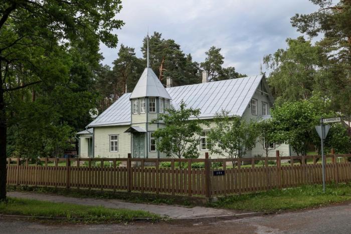 Home accommodation in a beautiful old wooden villa under the Elva pines