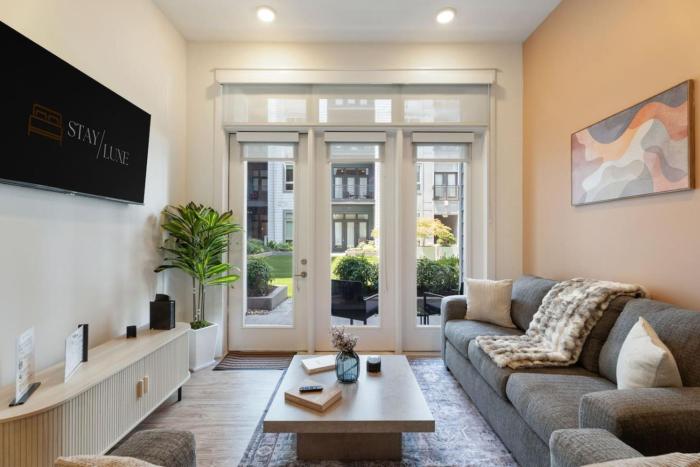 Queen City Luxe - Free Parking, Pool, Central
