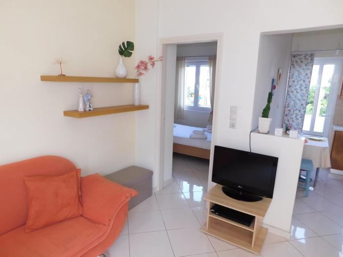 Sweet Apartment in Nea Chora, Balcony & Mountain View, Steps from the Sea