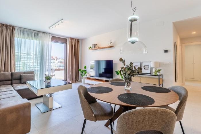 Modern 2BR Apt with Sea View