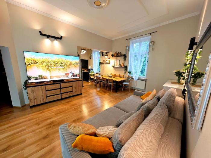 Przestronny Apartament 86m2 w Centrum przy Parku ,Idealny dla rodzin ,2 łazienki , TV 85 , Parking