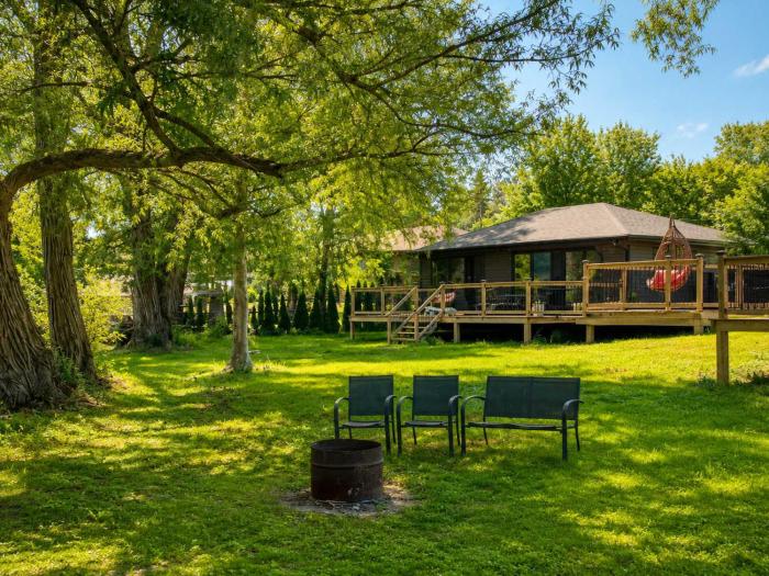 2-bedroom Lake Front Cottage in Harwood ON #1