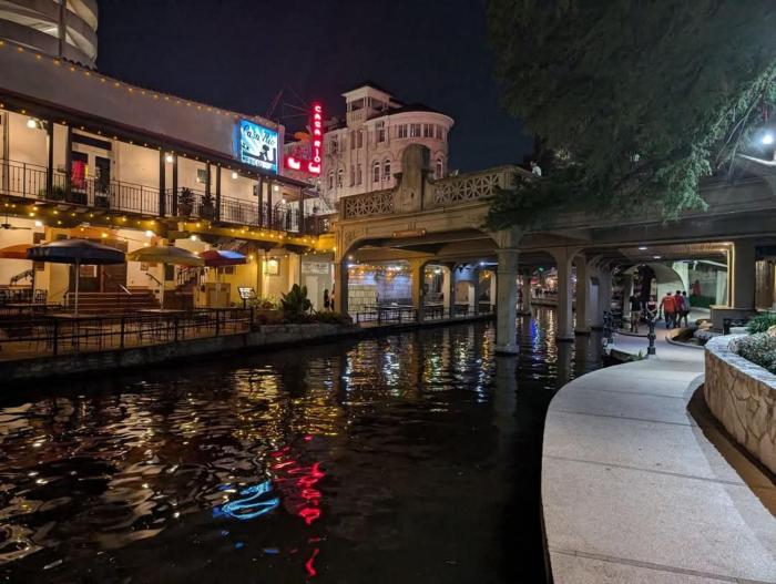 Luxury Riverwalk Condo Pool, Balcony, Parking