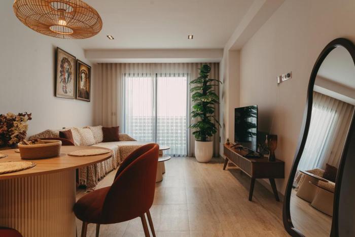 Modern Smart Home with Office, Pool, Gym and Fast WiFi - 10 min to Airport
