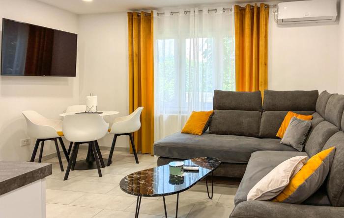 2 Bedroom Cozy Apartment In Marinici