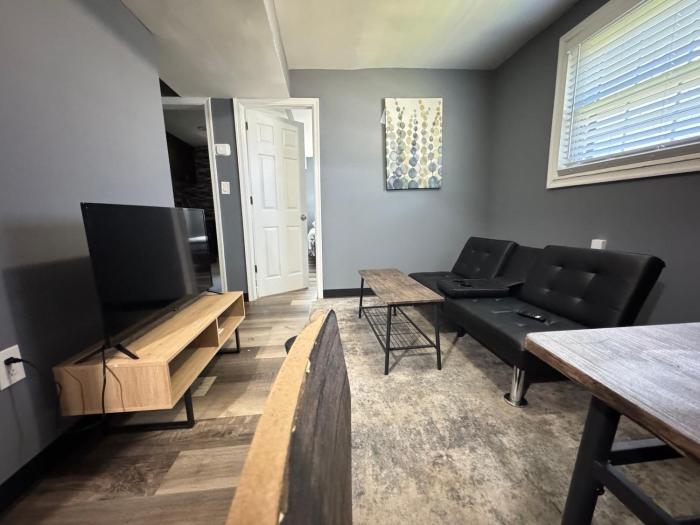 Modern Cozy Apartment with Free Parking