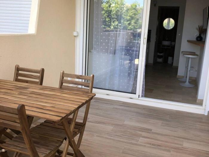 Studio charmant avec climatisation - FR-1-867-26