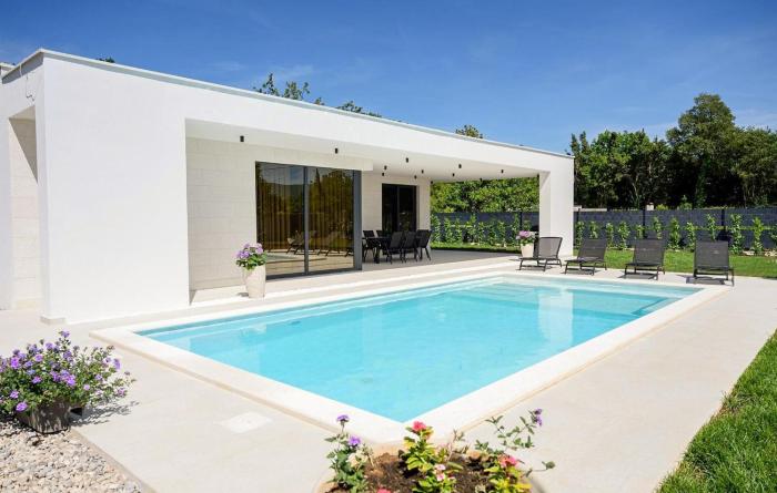 Beautiful Home In Donji Prolozac