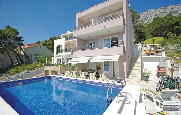 3 Bedroom Gorgeous Apartment In Brela