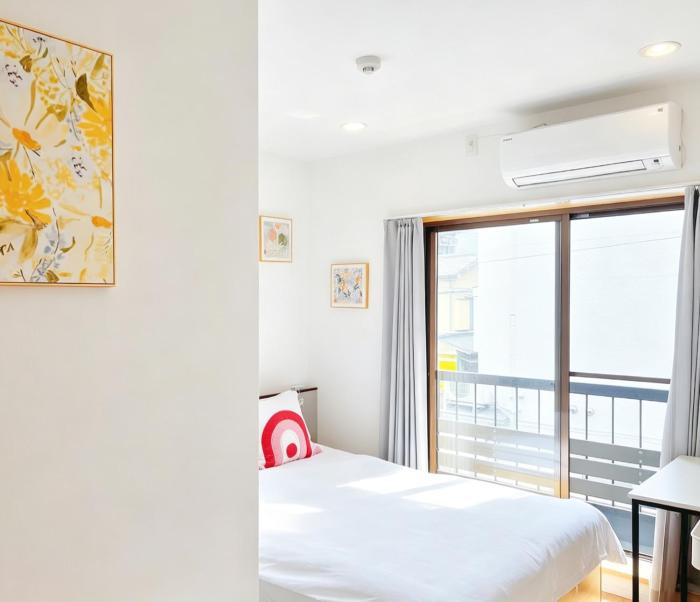 Asakusa Hanichi 202 Queen Bed Room, 4 min walk to Asakusa Temple, direct subway access to Narita and Haneda Airport